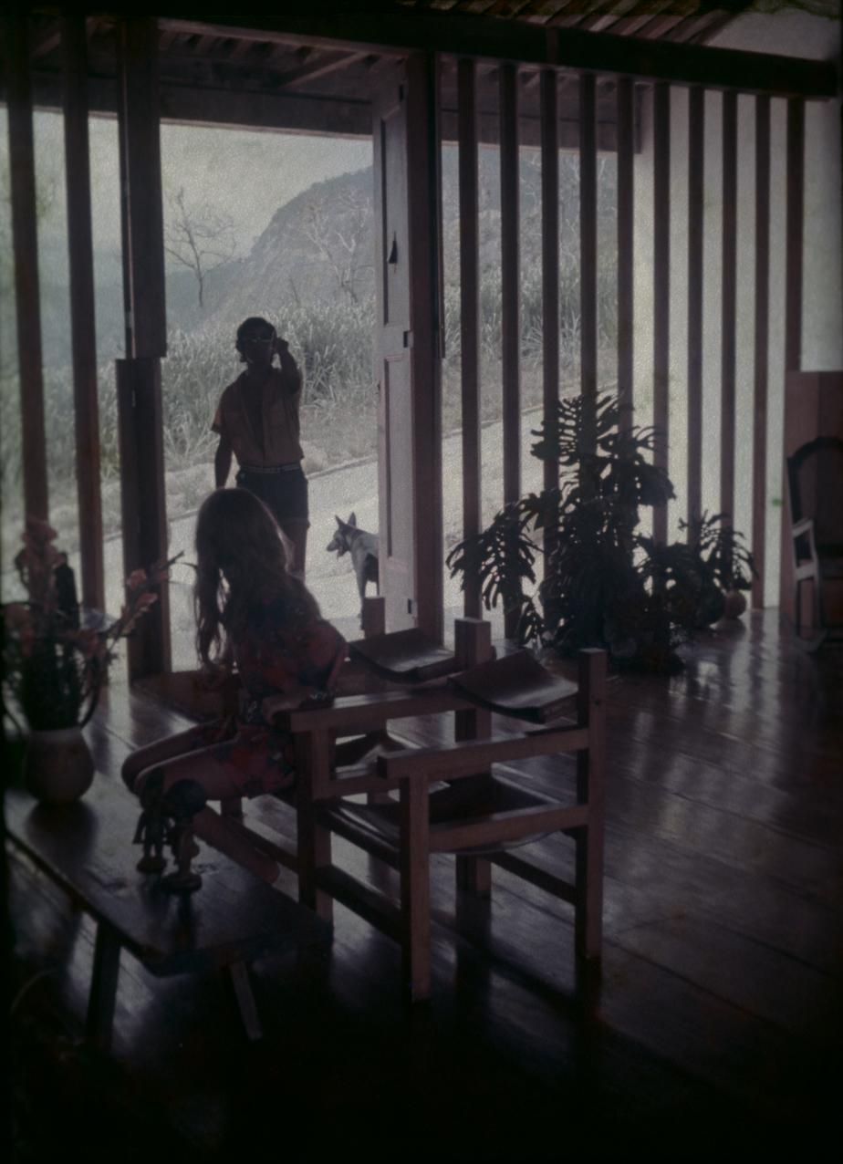 Visitantes na entrada da casa
