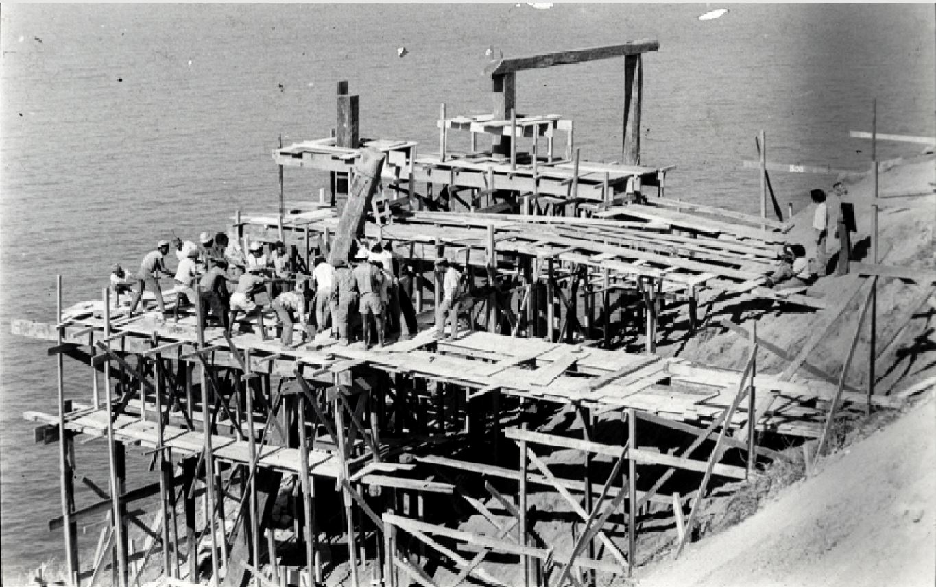 Construção da casa sobre o penhasco